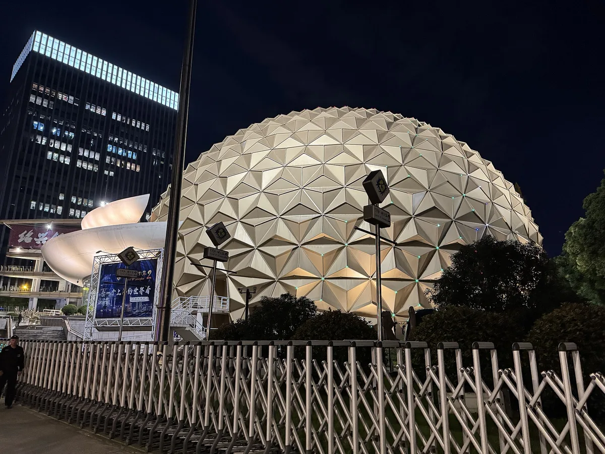Die geodätische Kuppel des Shanghai Circus World bei Nacht beleuchtet