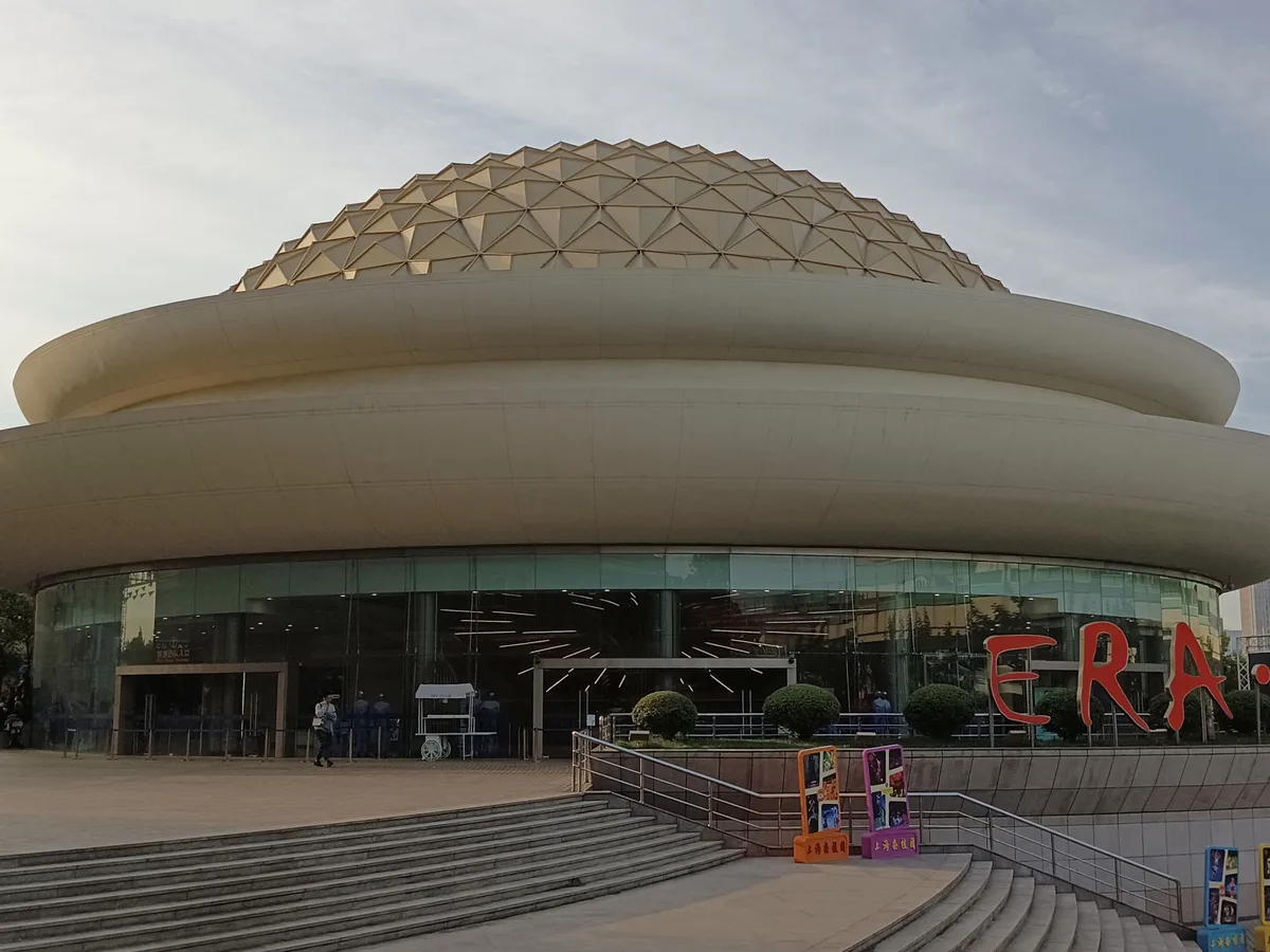 Die Tagesansicht des Shanghai Circus World mit seiner ERA-Beschilderung
